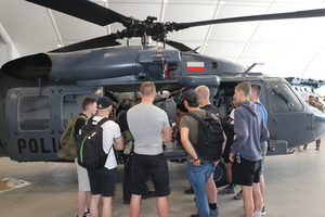 na zdjęciu uczestnicy dnia otwartego stoją przy śmigłowcu Black Hawk
