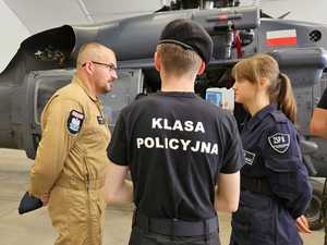 na zdjęciu uczniowie klasy policyjnej podczas rozmowy z naczelnikiem Zarządu Lotnictwa Policji Głównego Sztabu Policji KGP