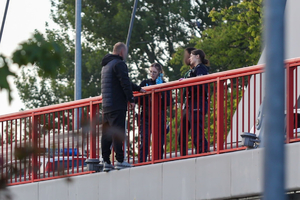policjantki stoją na moście i rozmawiają z mężczyzną
