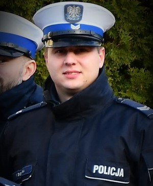 policjant w czapce ruchu drogowego