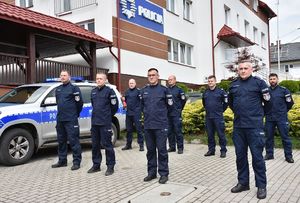 umundurowani policjanci przed budynkiem Komisariatu Policji w Pruchniku