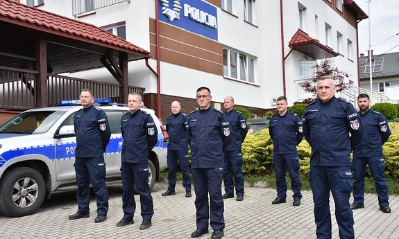 na zdjęciu umundurowani policjanci przed budynkiem Komisariatu Policji w Pruchniku