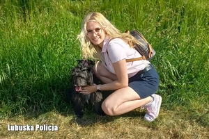 na zdjęciu policjantka z adoptowanym psem w parku