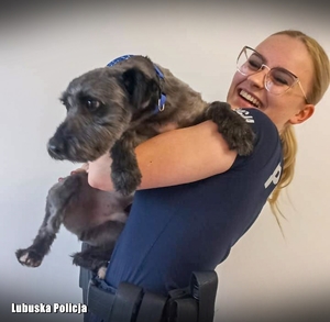 na zdjęciu umundurowana policjantka z adoptowanym psem