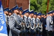 grupa policjantów w galowych mundurach podczas uroczystości