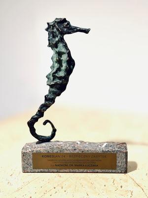 Statuetka w kształcie konika morskiego , z napisem &amp;quot;KOBEDIAN&amp;#039;24- Bezpieczny zabytek&amp;quot; dla nadkom. dr Marka Łuczaka