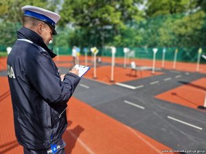 Policjant robiący notatki podczas turnieju