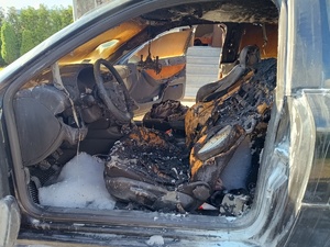 spalone wnętrze samochodu osobowego