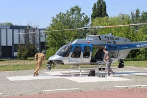 pilot biegnie do śmigłowca