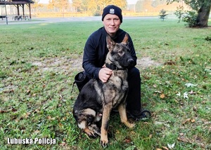 na zdjęciu policjant z psem służbowym w parku