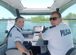 zdjęcie policjantów w łodzi patrolowej
