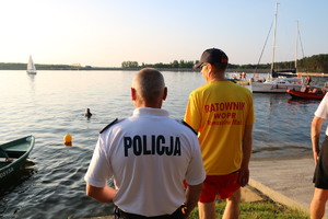 Policjanci i ratownicy WOPR podczas szkolenia
