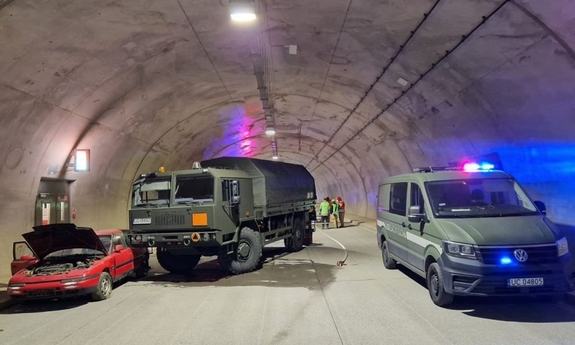 pojazdy służb ratowniczych podczas ćwiczeń w tunelu