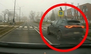 samochód jadący ulicą zaznaczony czerwonym kółkiem