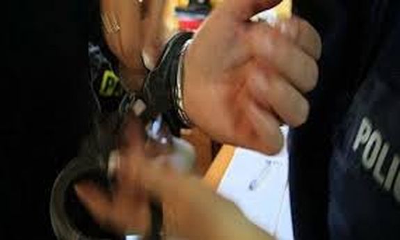 policjant zakłada kajdanki