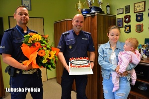 Pani z dzieckiem na ręku dziękuje policjantom z Krosna Odrzańskiego za szybki i bezpieczny pilotaż jej córki do szpitala