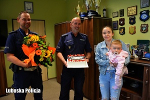 Pani z dzieckiem na ręku dziękuje policjantom z Krosna Odrzańskiego za szybki i bezpieczny pilotaż jej córki do szpitala