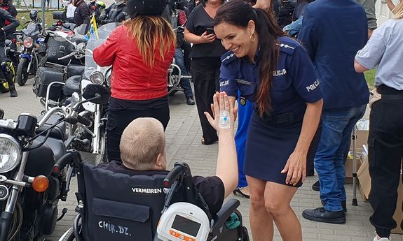 Policjantka z osobą na wózku inwalidzkim