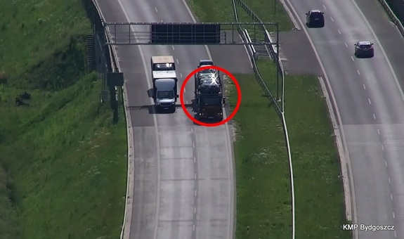 stop klatka z nagrania, na którym widać nieprawidłowy manewr wyprzedzania na drodze ekspresowej przez samochód ciężarowy