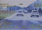 stop klatka z videorejestratora, na której kierowca łamie przepisy przekraczając dozwoloną prędkość