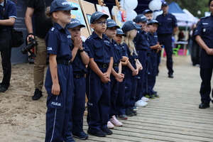 Dzieci przebrane za małych policjantów stoją na pomoście.