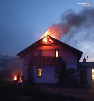 palący się dach domu jednorodzinnego