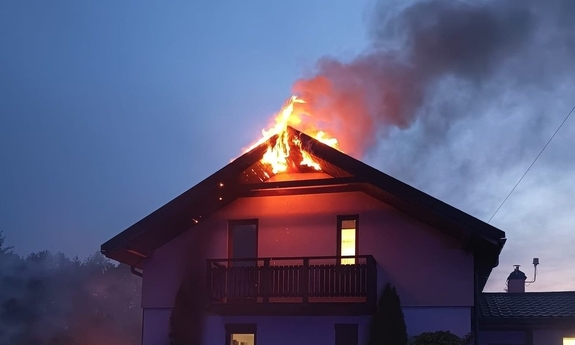 palący się dach domu jednorodzinnego