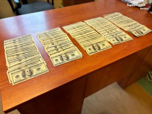 fałszywe banknoty leżą na stole
