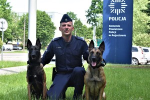Policjant Adrian Ziarko w towarzystwie dwóch psów policyjnych