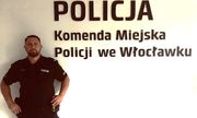 policjant na tle napisu Policja Komenda Miejska Policji we Wrocławiu
