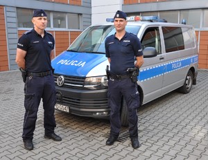 policjanci radzyńskiej komendy przed radiowozem