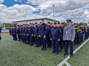 polscy policjanci stoją na murawie boiska podczas uroczystego zakończenia szkolenia