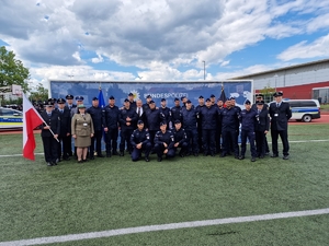 polscy policjanci stoją na murawie boiska podczas uroczystego zakończenia szkolenia