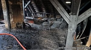 widoczne spalone pomieszczenie wewnątrz budynku