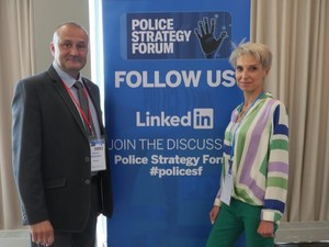mężczyzna i kobieta na tle banera &quot;Policyjnego forum strategicznego&quot;