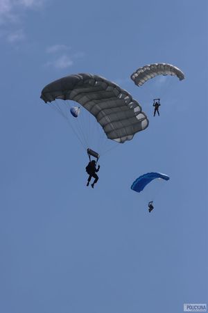 trzech spadochroniarzy, widok na niebie