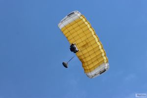 spadochroniarz z żółtym spadochronem