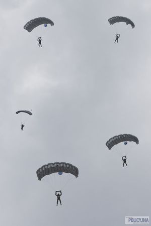 5 spadochroniarzy na niebie