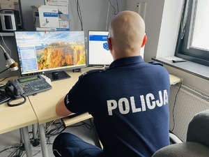 policjant dyżurny przed monitorami