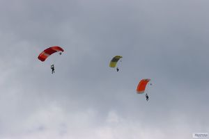 3 spadochroniarzy na niebie