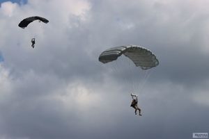 dwóch spadochroniarzy na zachmurzonym niebie