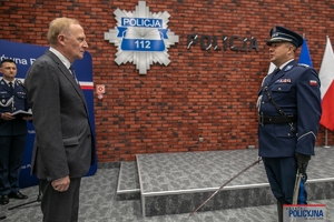 Sekretarz Stanu Czesław Mroczek przyjmuje meldunek od policjanta
