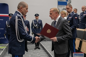 Sekretarz Stanu Czesław Mroczek gratuluje nadinsp. Romanowi Kusterowi