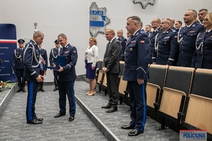 Komendant Główny Policji insp. Marek Boroń gratuluje nadinsp. Romanowi Kusterowi, obok stoi nowy zastępca komendanta Głównego Policji