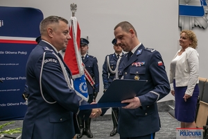 Komendant Główny Policji insp. Marek Boroń gratuluje nowemu zastępcy komendanta Głównego Policji