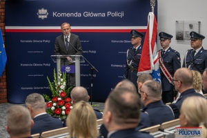 Sekretarz Stanu Czesław Mroczek stojąc przy mównicy przemawia do zgromadzonych uczestników uroczystości