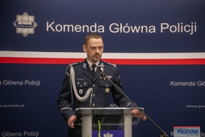 Komendant Główny Policji insp. Marek Boroń stojąc przy mównicy przemawia do uczestników uroczystości