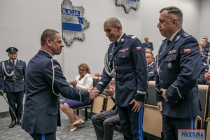 Komendant Główny Policji insp. Marek Boroń podaje dłoń nadinsp. Romanowi Kusterowi, obok którego stoi nowy zastępca komendanta Głównego Policji