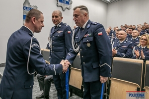 Komendant Główny Policji insp. Marek Boroń podaje dłoń nowemu zastępcy komendanta Głównego Policji obok stoi nadinsp. Roman Kuster