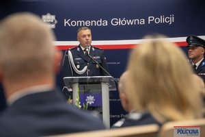 Nowy zastępcy komendanta Głównego Policji przemawia do uczestników uroczystości stojąc przy mównicy